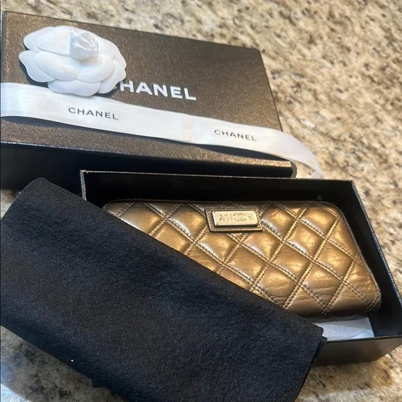 Chanel Gold metallic diamond quilted Lambskin Wallet - Picture 3 of 6